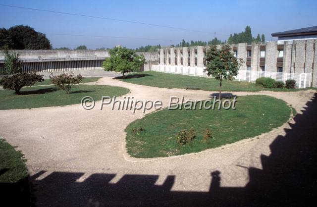 prison 04.JPG - Cour de promenadeMAF (Maison d'Arrêt des Femmes)Fleury-Mérogis, France